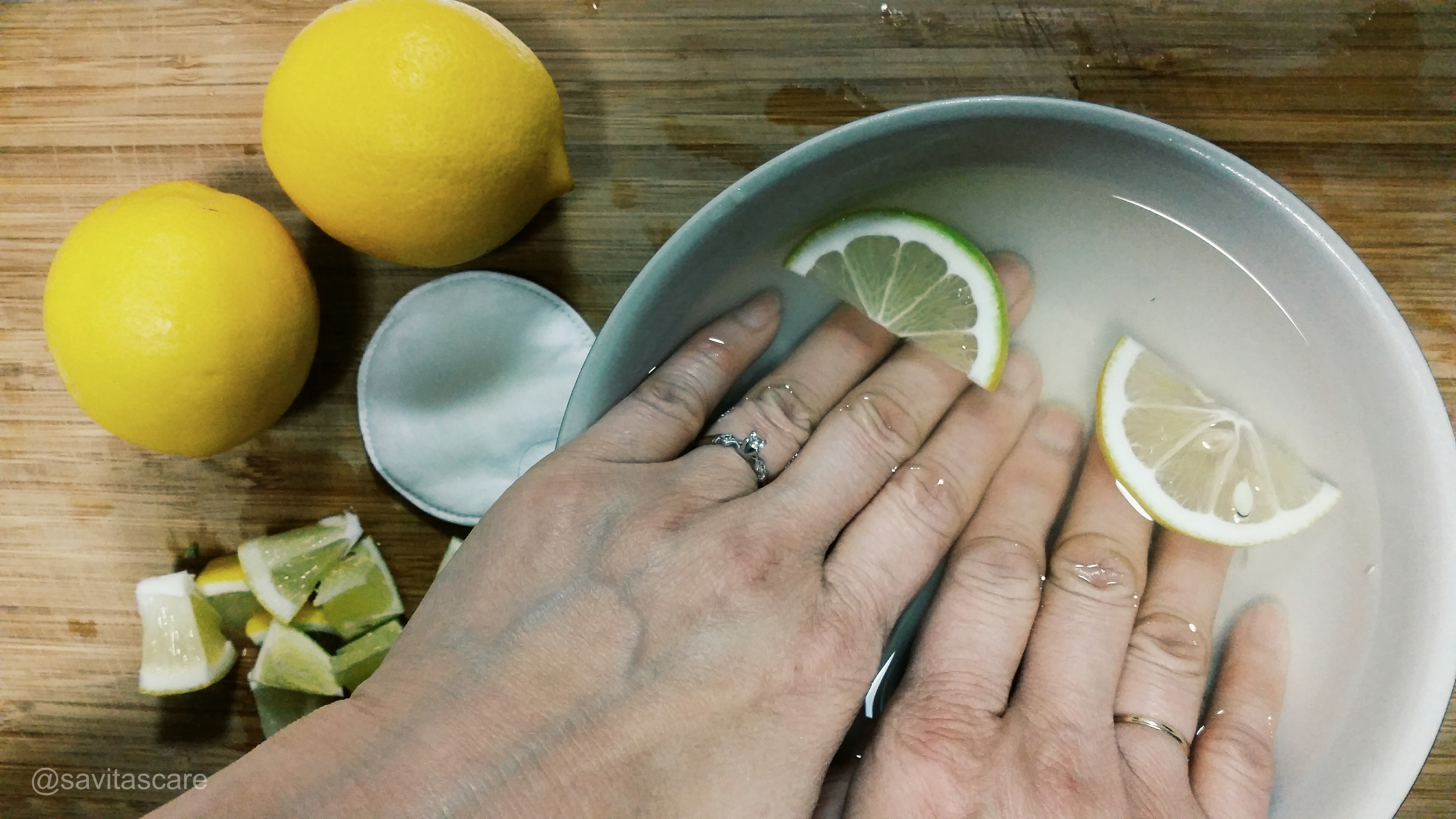 Чистка маслом и лимонным. Лимон на ногтях. Лимон в руке. Ванночка для ногтей с лимоном. Лимонный сок для ногтей.